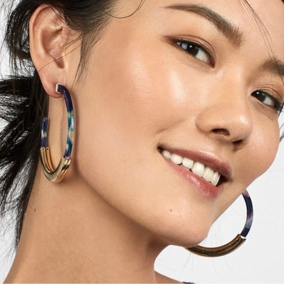 ⭐️ RESIN HOOP EARRINGS. 3 styles avail. - Picture 2 of 5